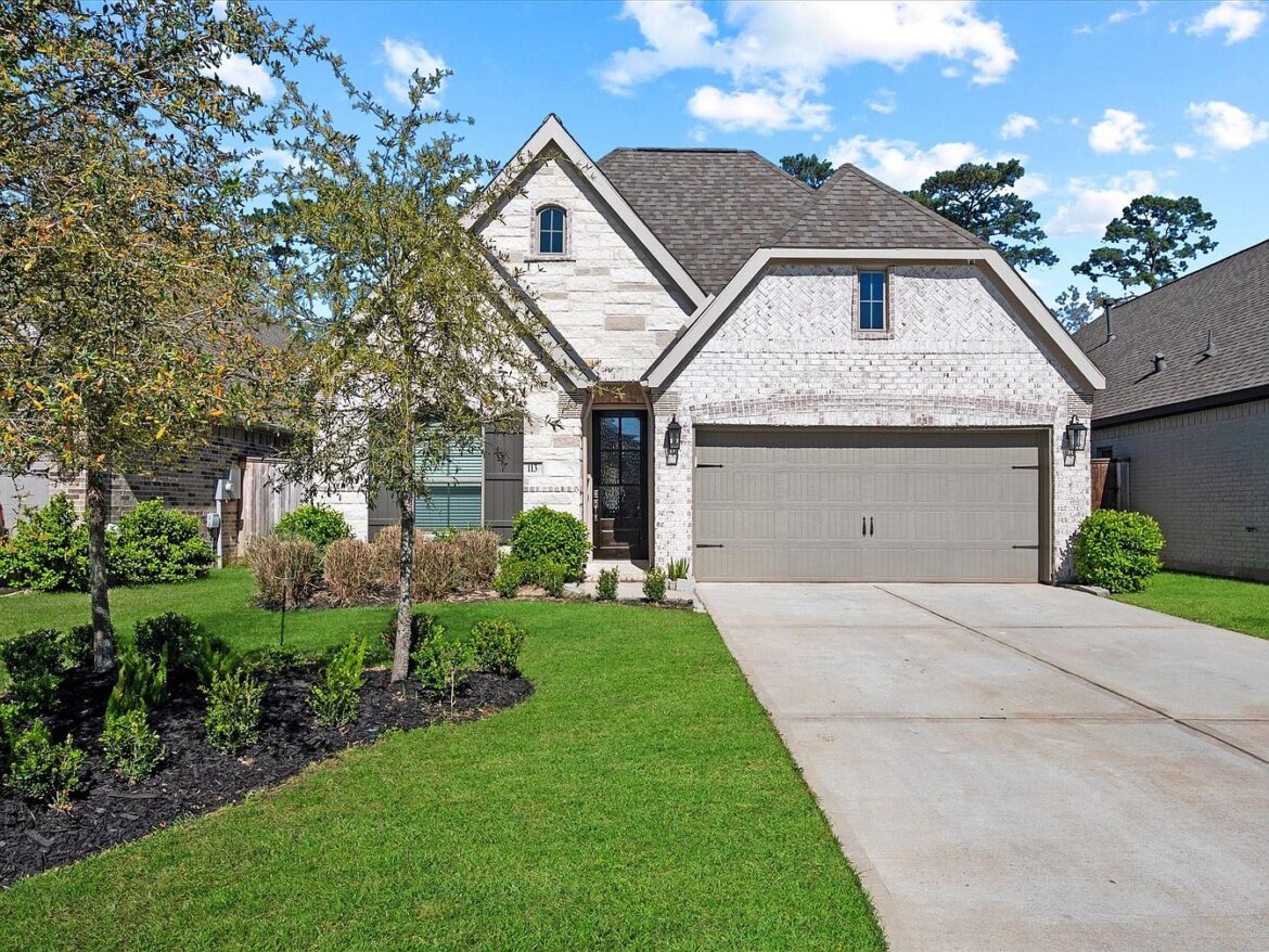 Cozy Home in Conroe with Modern Design and 4 Spacious Bedrooms (Floor Plan Included)