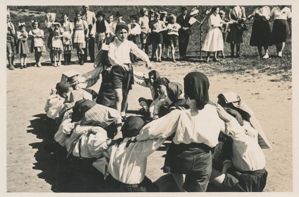 9 Playground Games From the ’70s That are Now Legally Banned in Most US School Districts